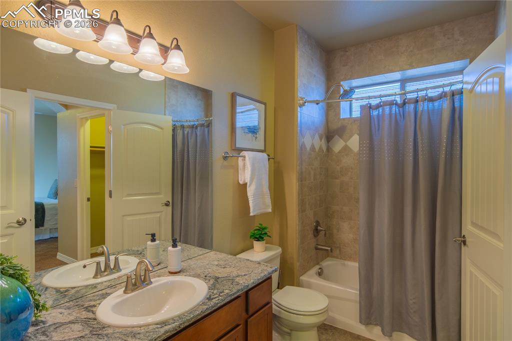 Image 37 of 49: Bathroom