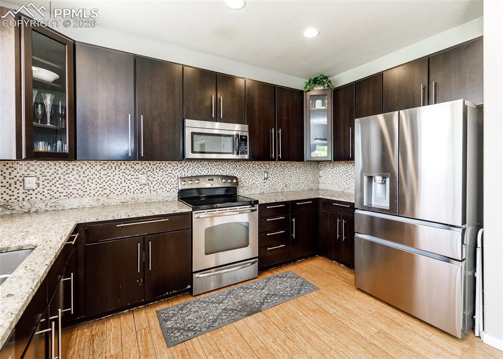 Image 14 of 50: Kitchen