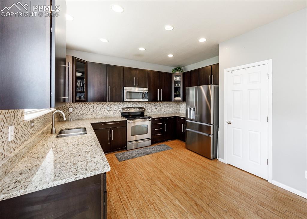 Image 16 of 50: Kitchen