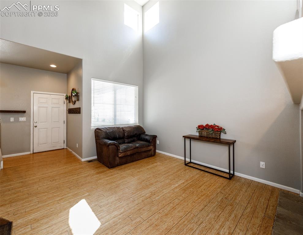 Image 6 of 50: Sitting Room