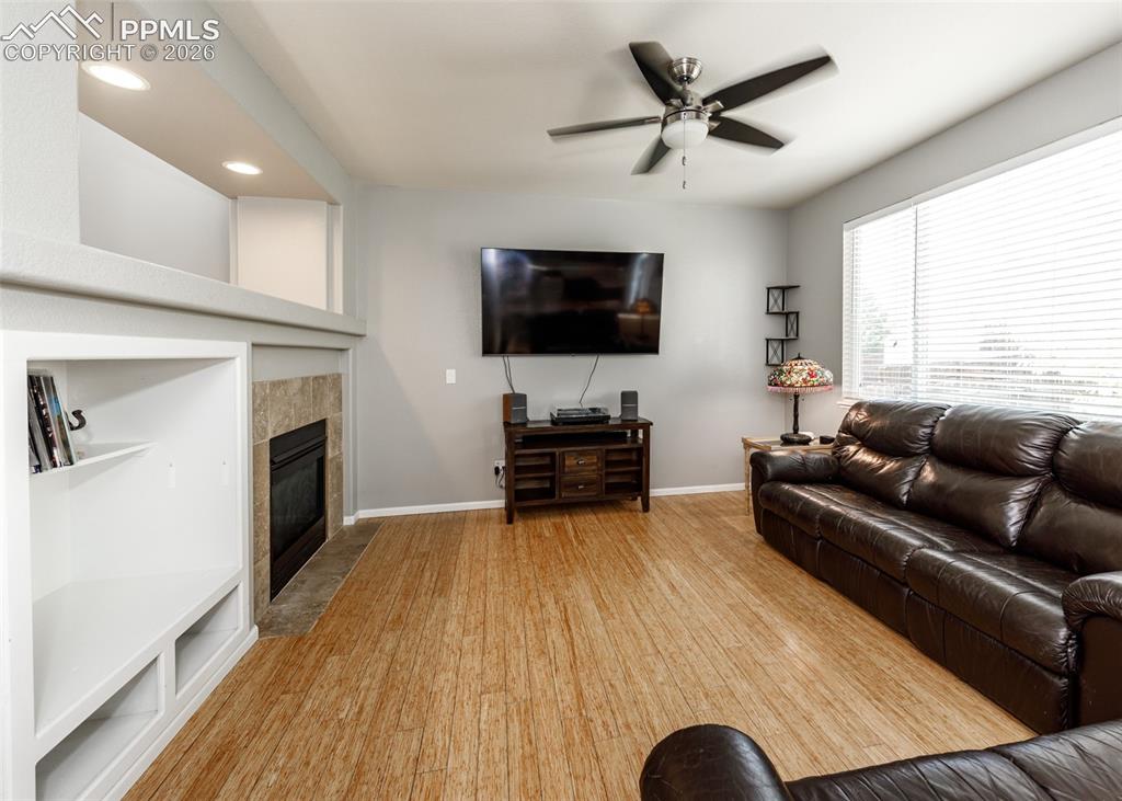 Image 9 of 50: Living Room