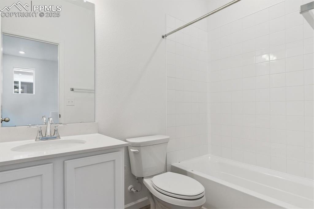 Image 11 of 19: Bathroom