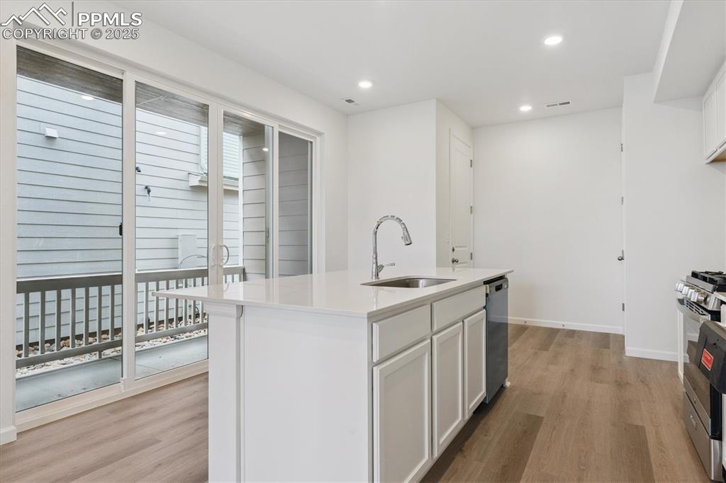 Image 4 of 19: Kitchen