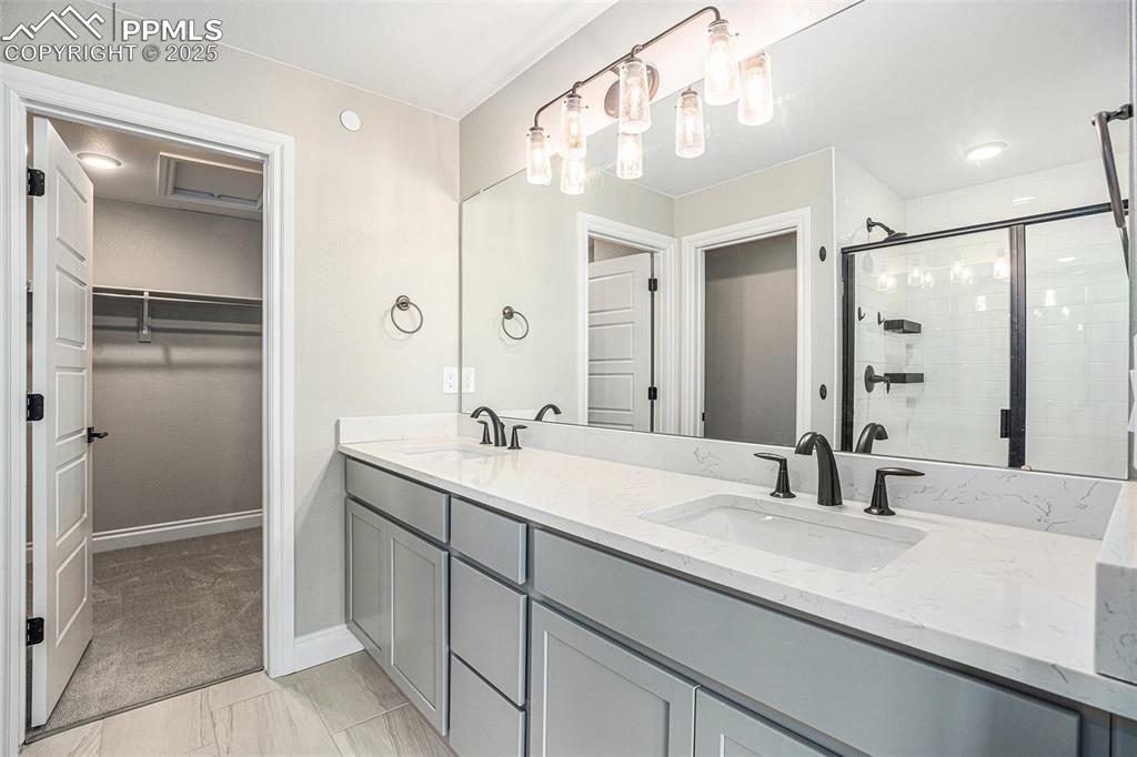 Image 16 of 28: Bathroom