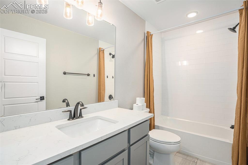 Image 21 of 28: Bathroom