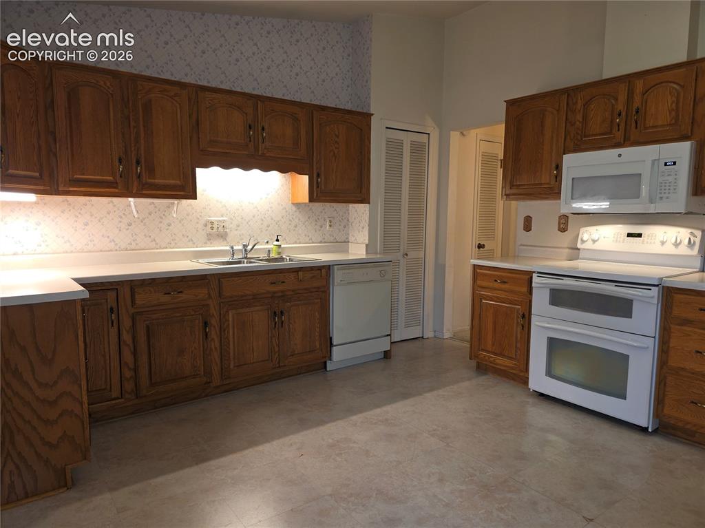 Image 7 of 37: Kitchen