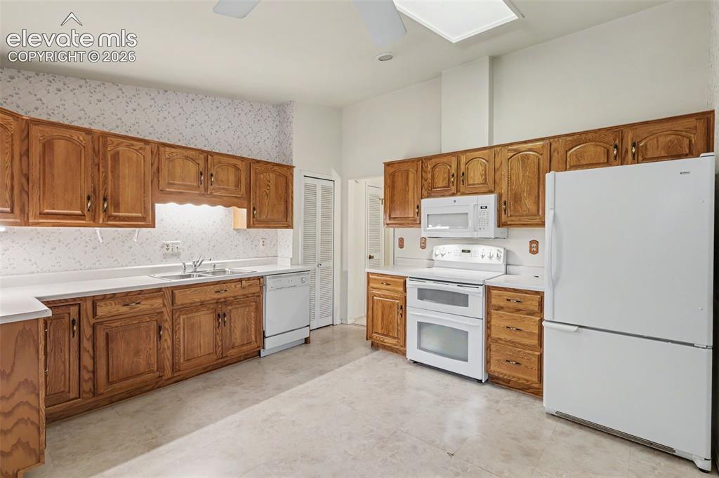 Image 7 of 37: Kitchen