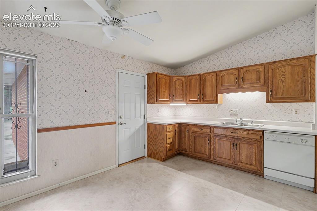 Image 8 of 37: Kitchen