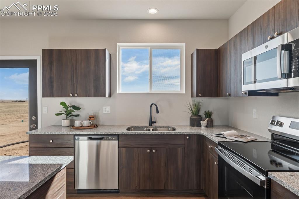 Image 11 of 28: Kitchen