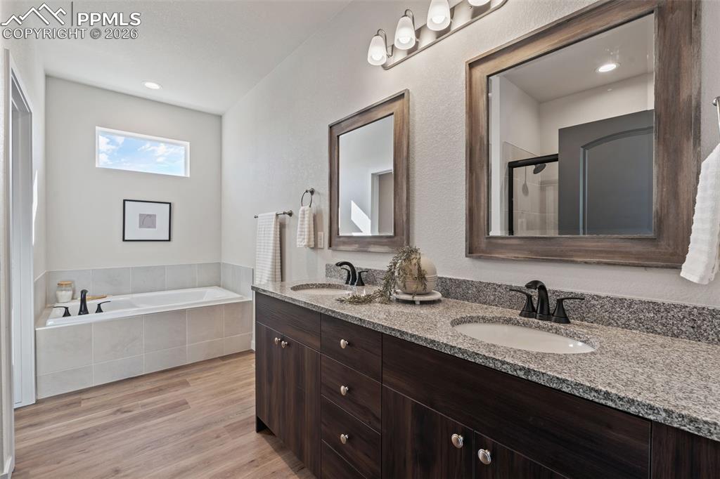 Image 16 of 28: Bathroom