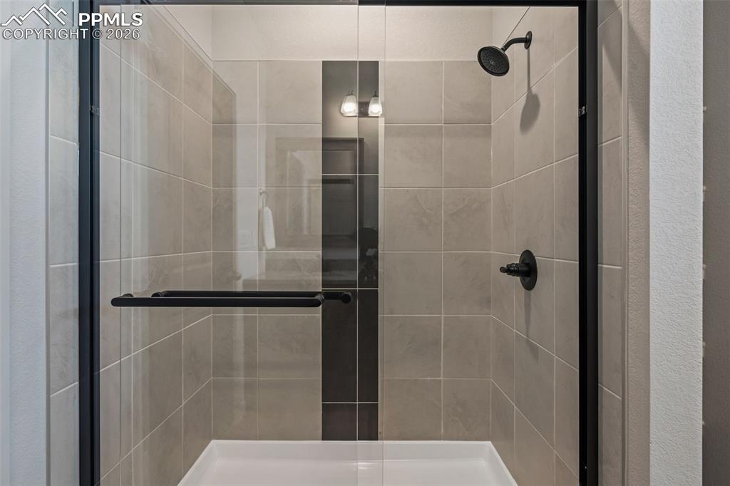 Image 18 of 28: Bathroom