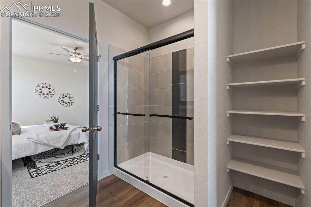 Image 19 of 28: Bathroom