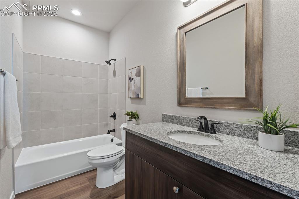 Image 23 of 28: Bathroom