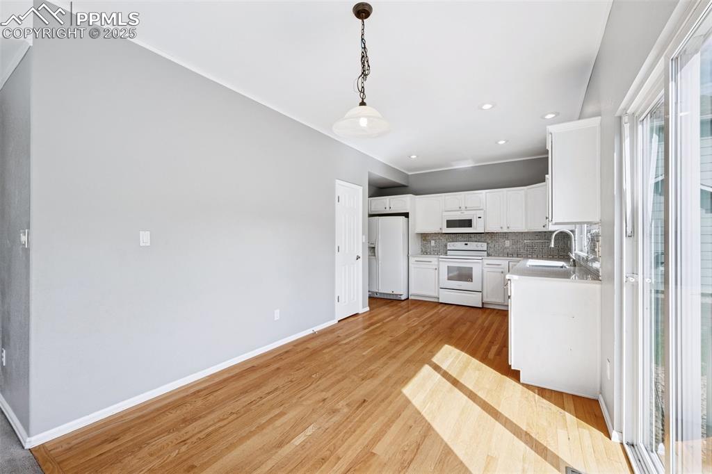 Image 15 of 39: Kitchen