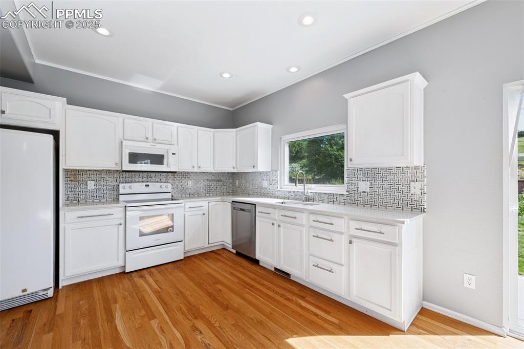 Image 16 of 39: Kitchen