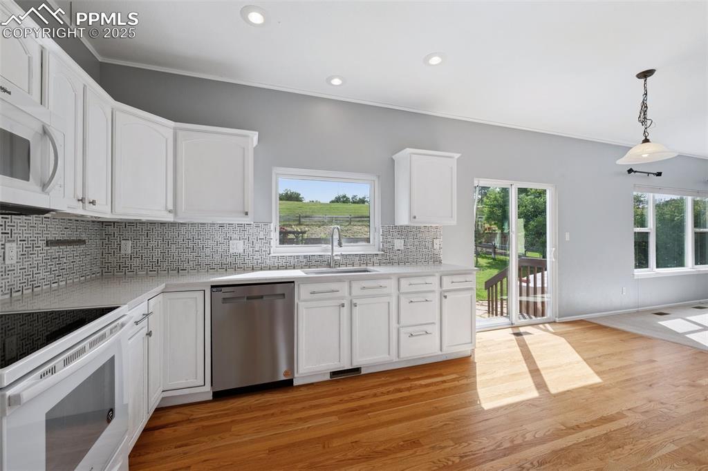 Image 17 of 39: Kitchen