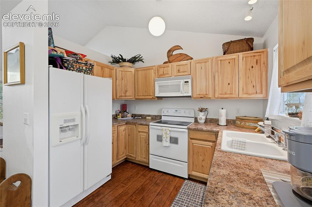 Image 13 of 26: Kitchen