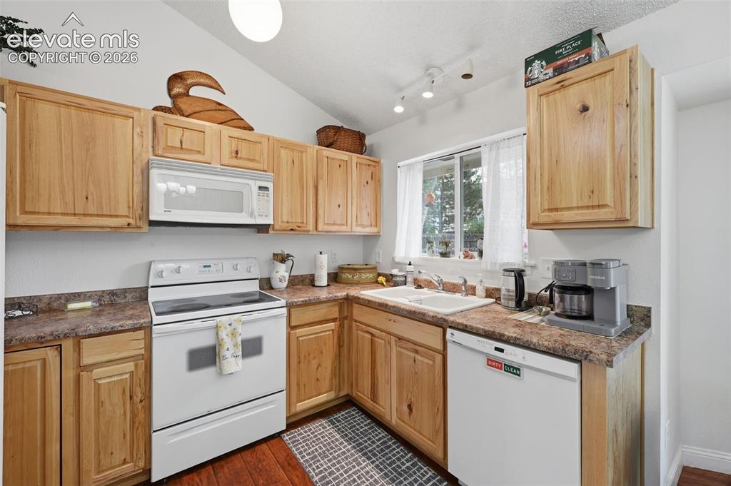 Image 14 of 26: Kitchen
