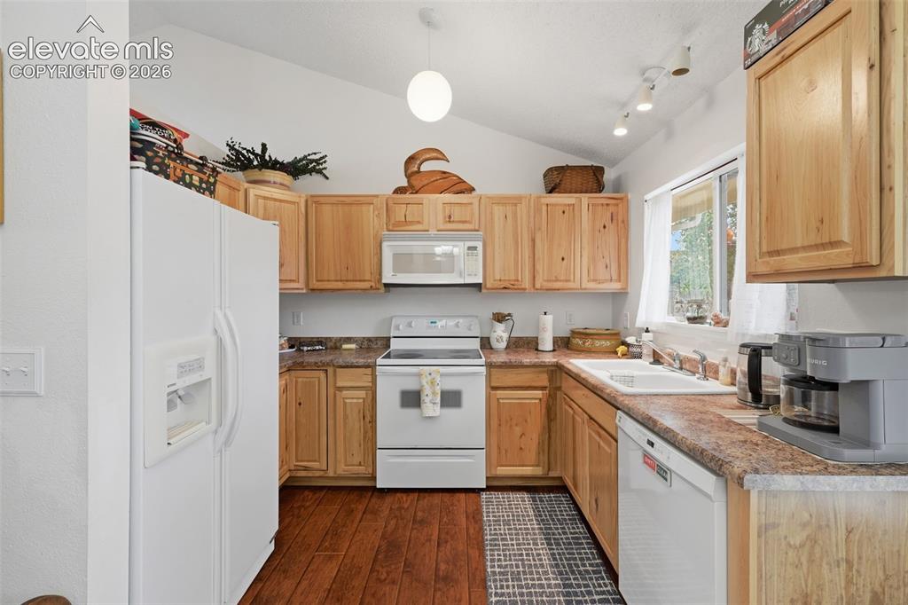 Image 15 of 26: Kitchen