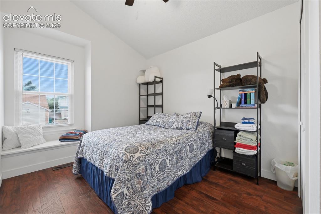 Image 17 of 26: Bedroom