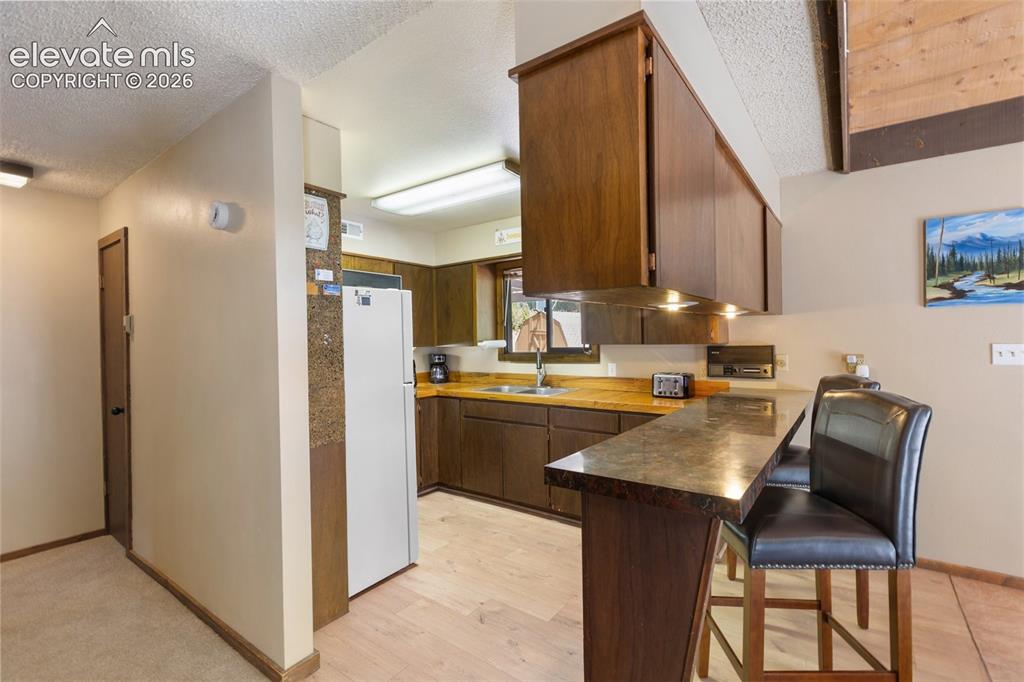 Image 18 of 50: Kitchen