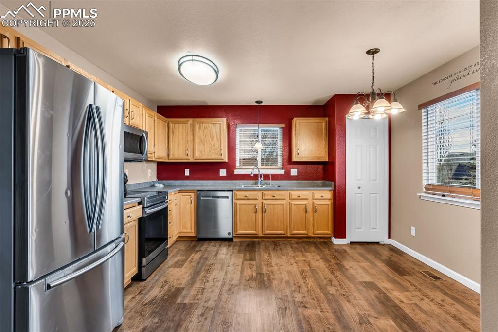 Image 11 of 38: Kitchen