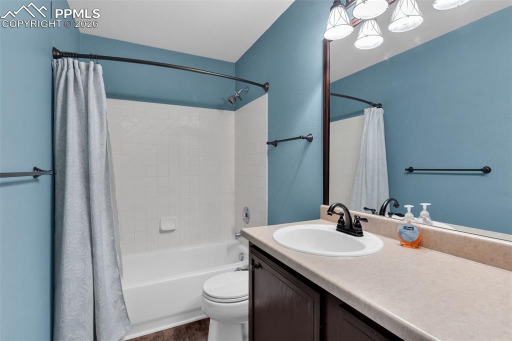 Image 22 of 38: Bathroom