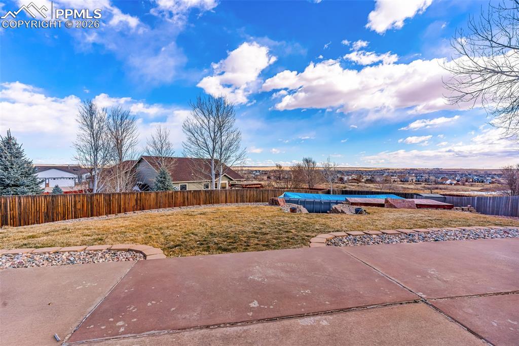 Image 34 of 38: Yard