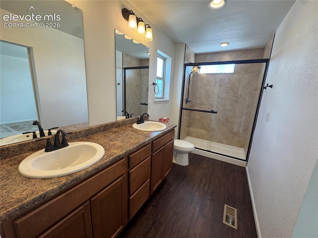 Image 13 of 31: Bathroom