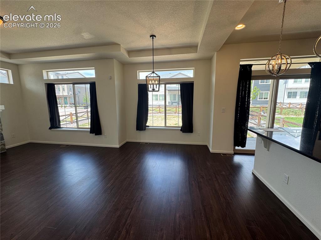 Image 7 of 31: Dining Area