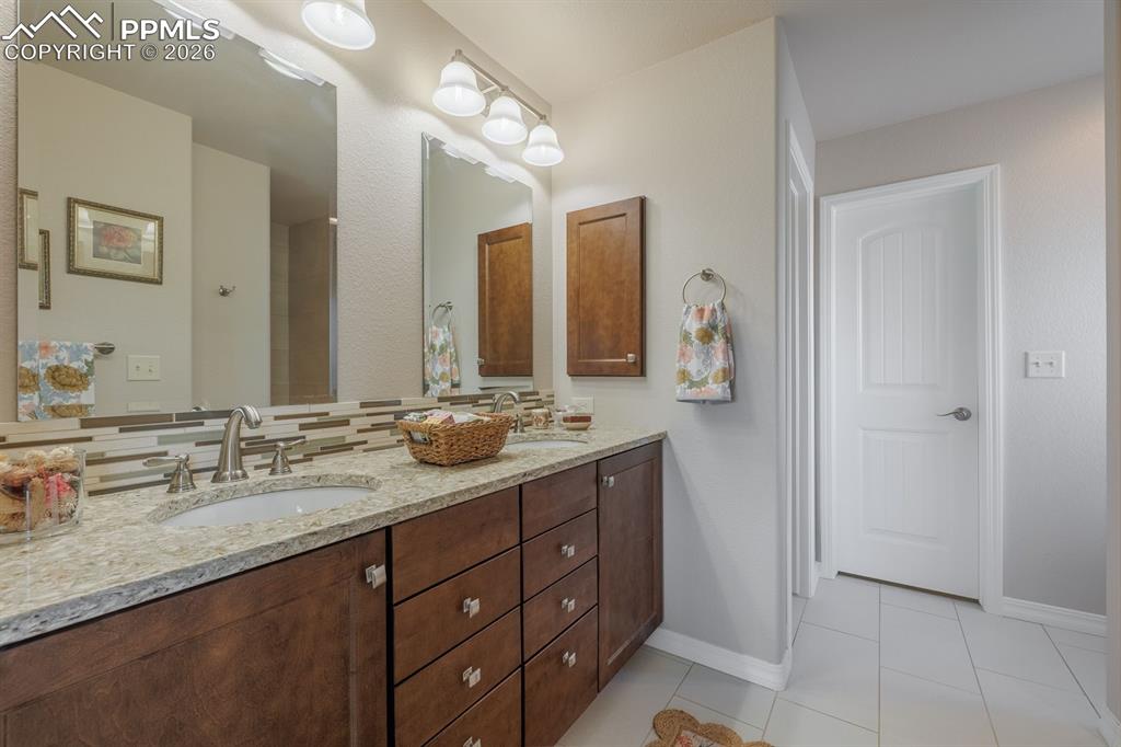 Image 19 of 36: Bathroom