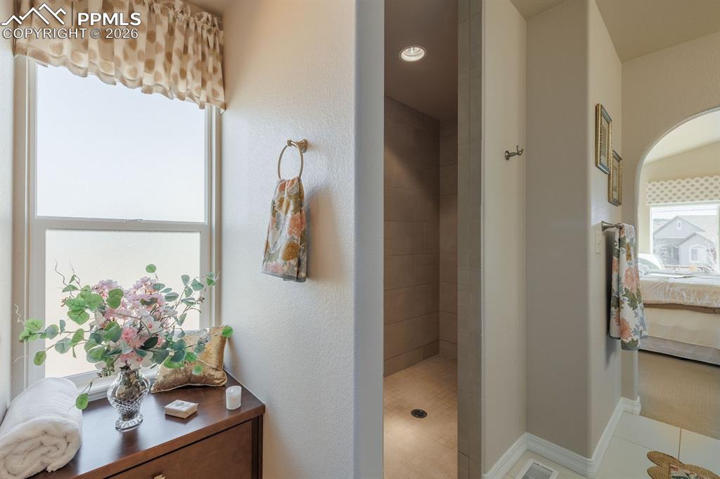 Image 20 of 36: Bathroom