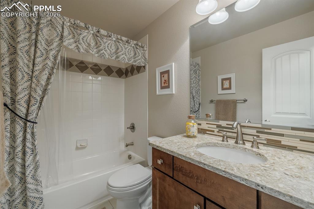 Image 22 of 36: Bathroom