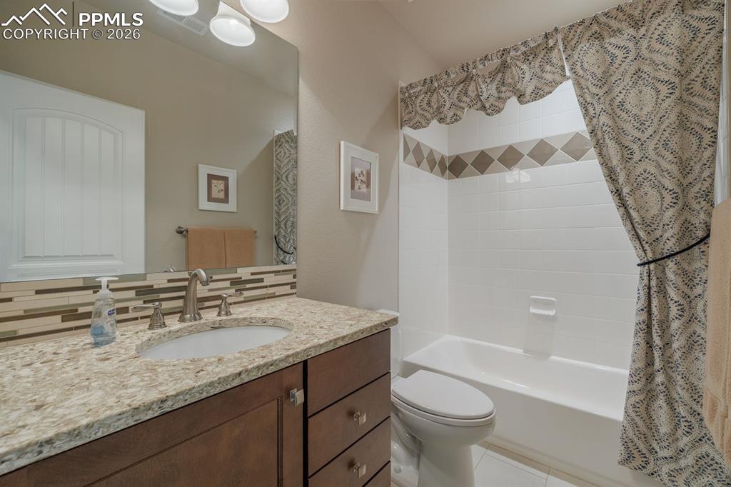 Image 31 of 36: Bathroom