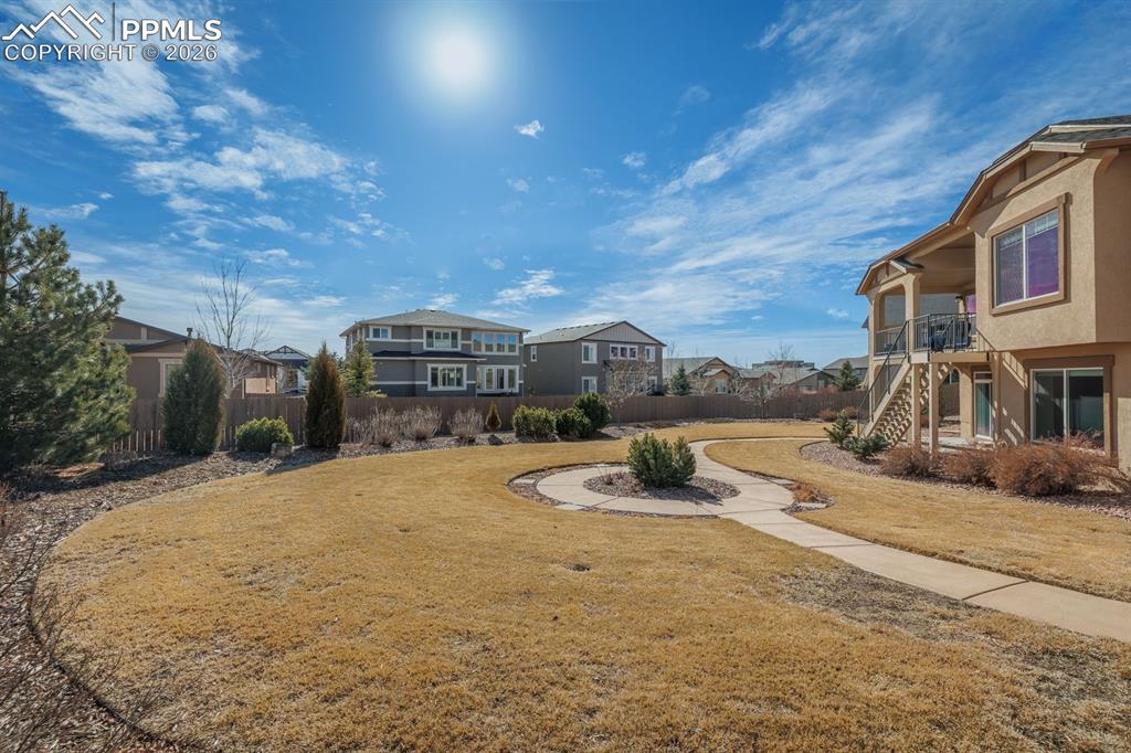 Image 34 of 36: Yard