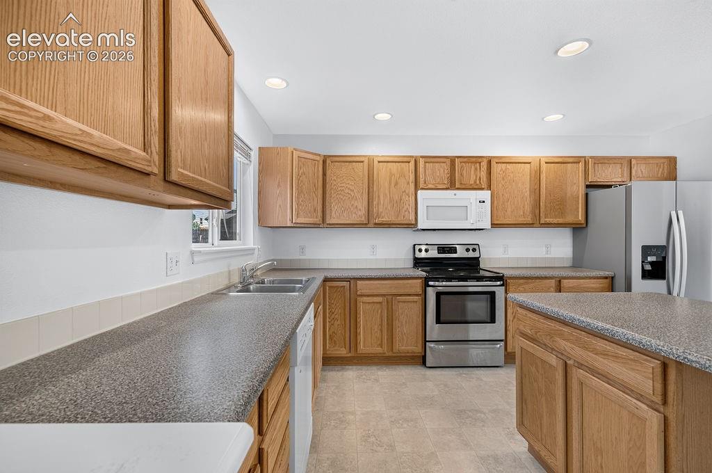 Image 10 of 39: Kitchen