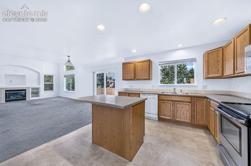 Image 11 of 39: Kitchen