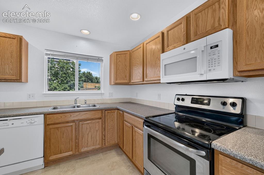 Image 9 of 39: Kitchen