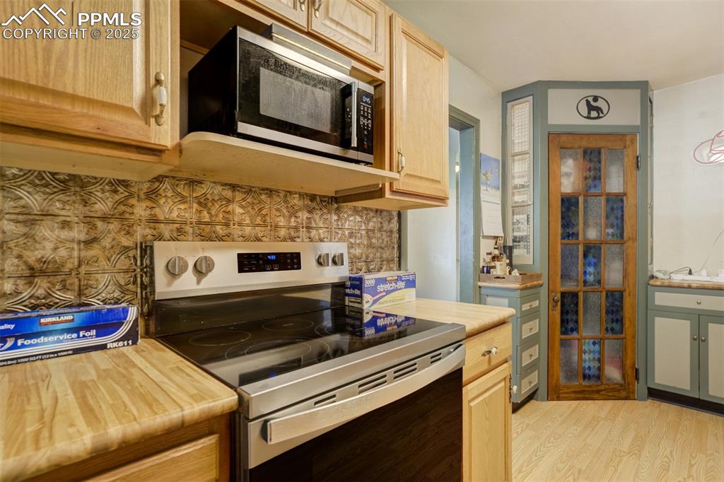 Image 10 of 50: Front house
