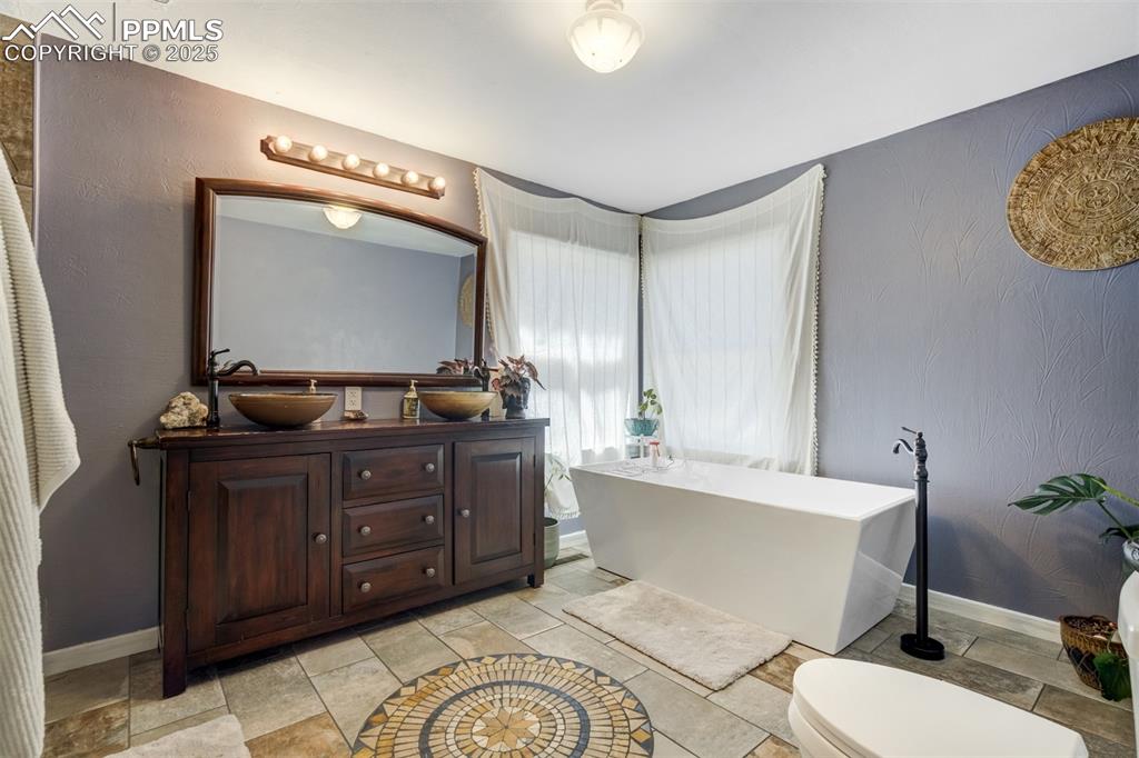 Image 23 of 50: Front house, 5 Piece bath, with 2 sinks, shower and large tub!