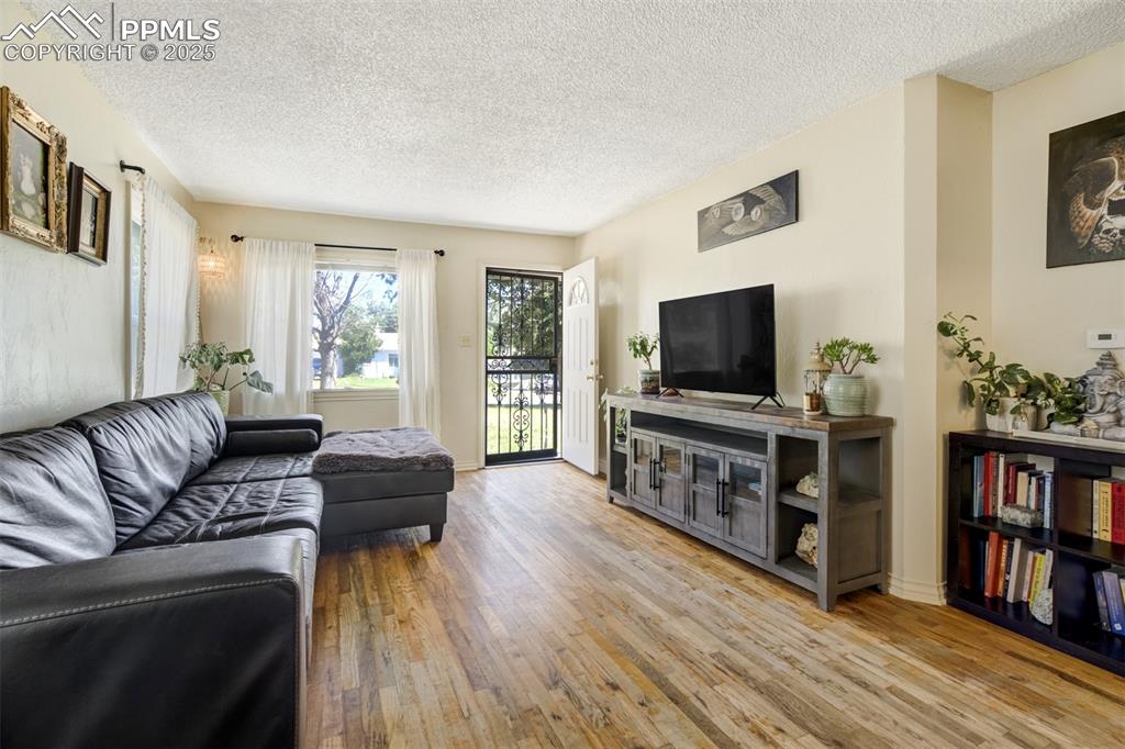 Image 5 of 50: Front house