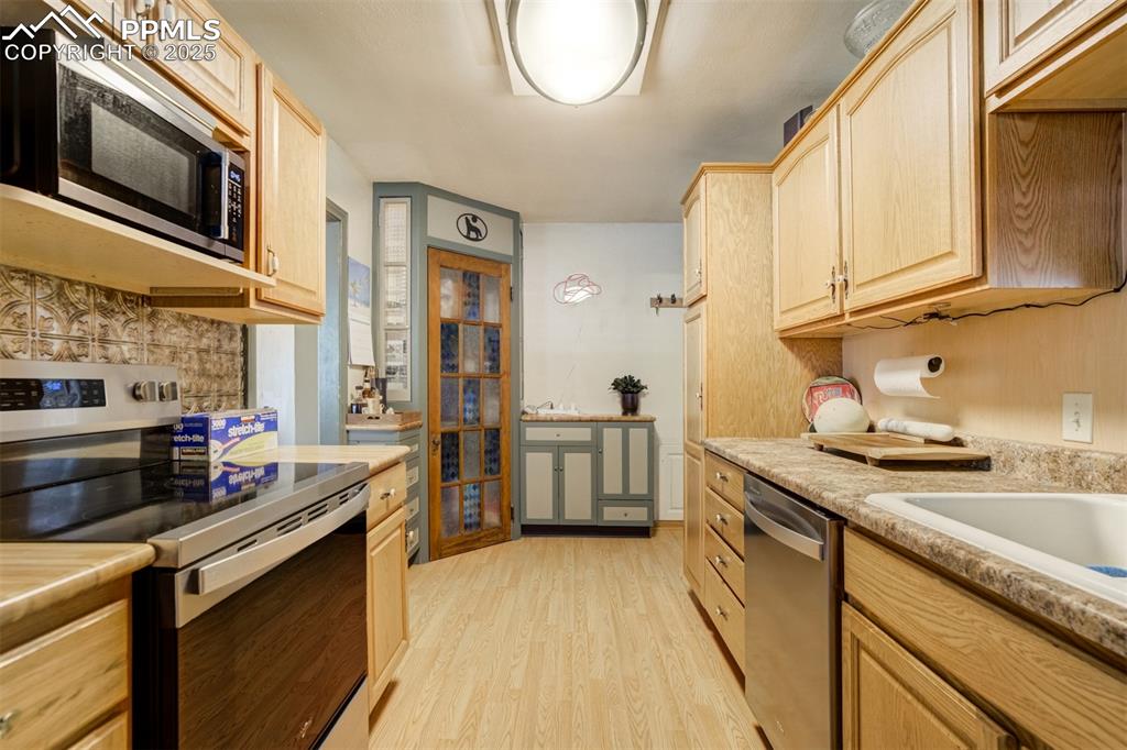 Image 9 of 50: Front house