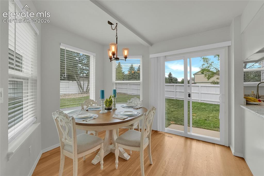 Image 10 of 35: Bay window eat-in space