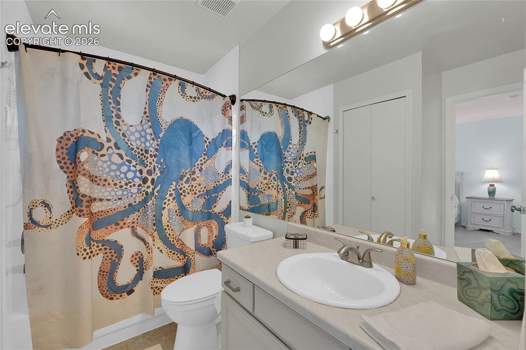 Image 20 of 35: Jack-n-Jill bathroom