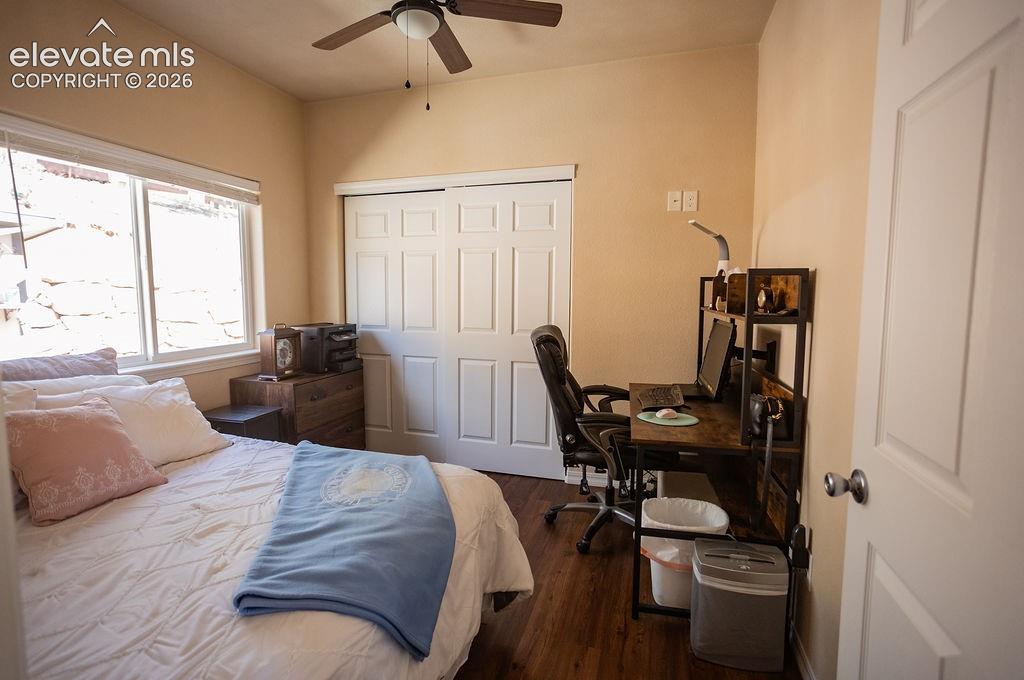 Image 18 of 40: Bedroom
