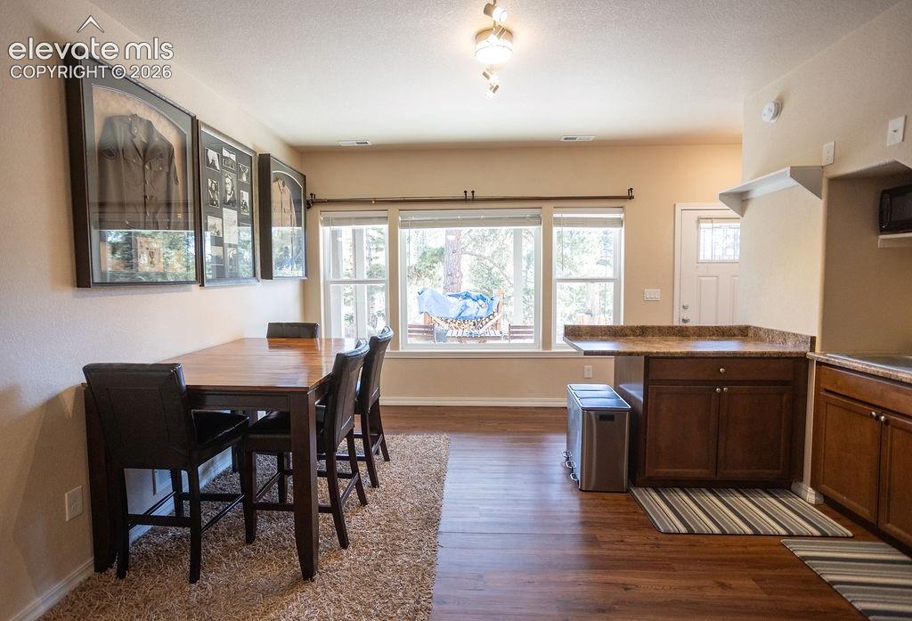 Image 20 of 40: Lower kitchenette