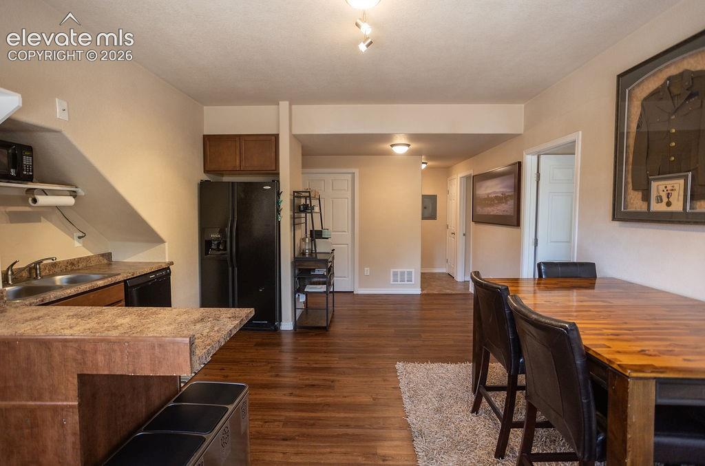 Image 21 of 40: Lower kitchenette