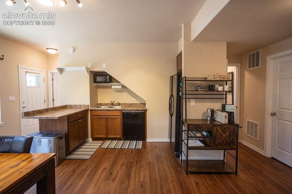 Image 22 of 40: Lower kitchenette