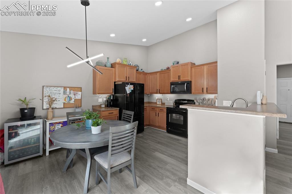 Image 13 of 32: Kitchen