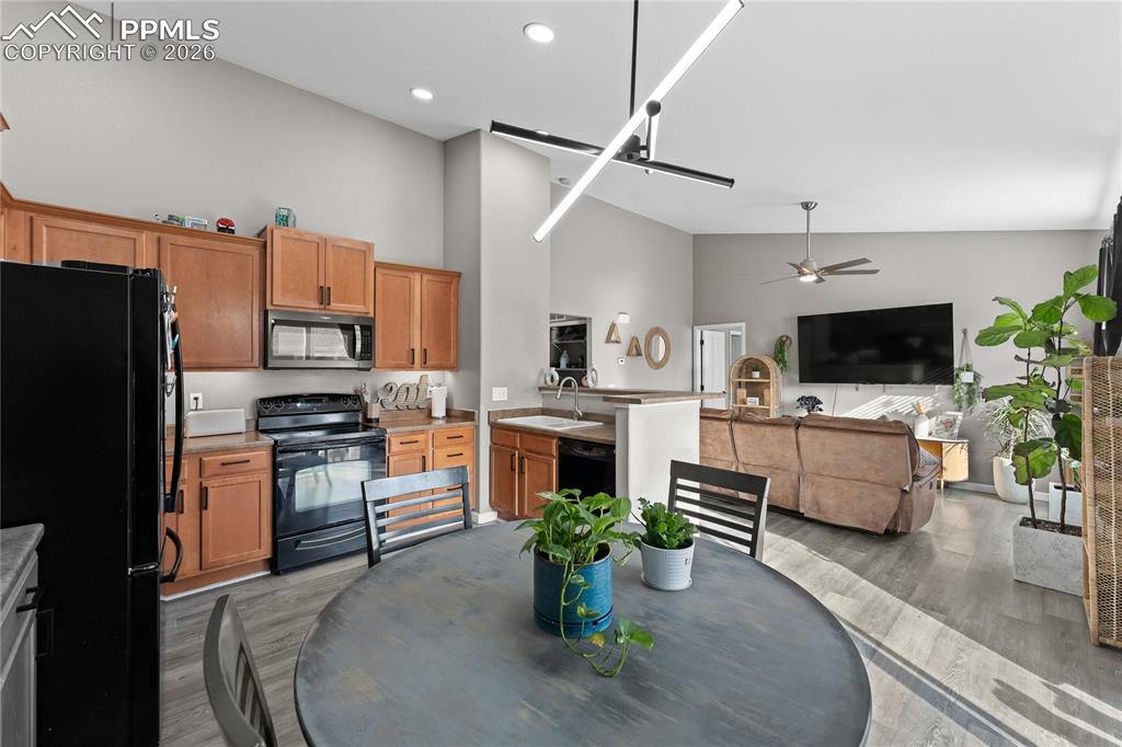 Image 14 of 32: Dining Area